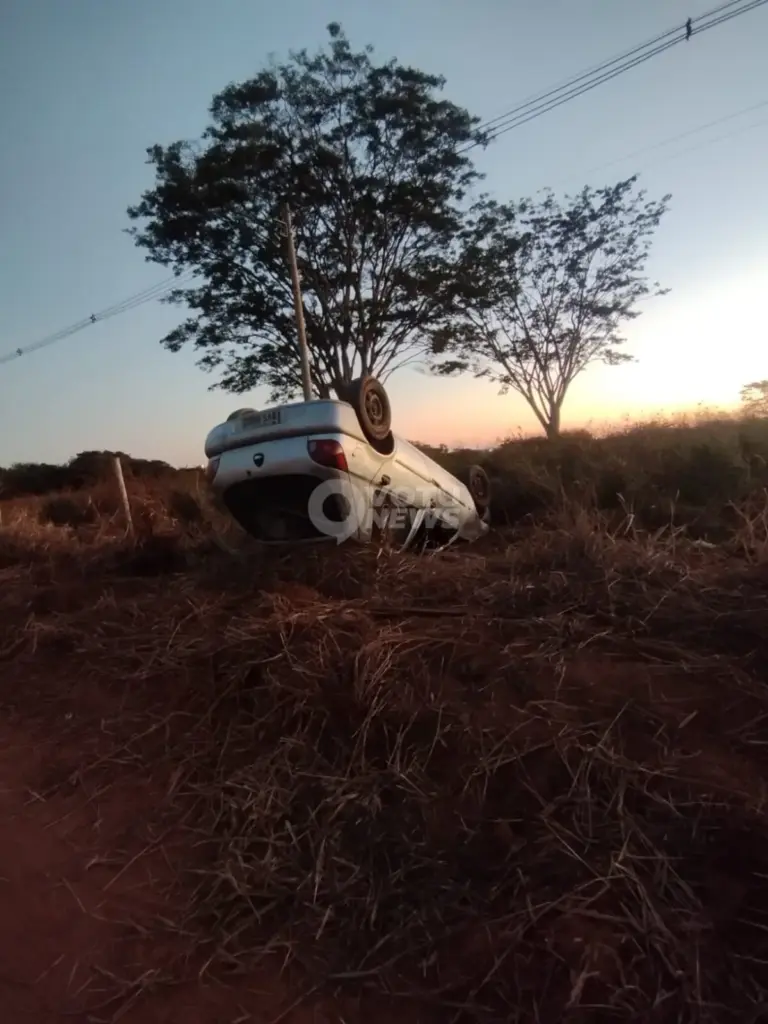 motorista-capota-veiculo-apos-tentar-desviar-de-cachorro-em-estrada-de-terra